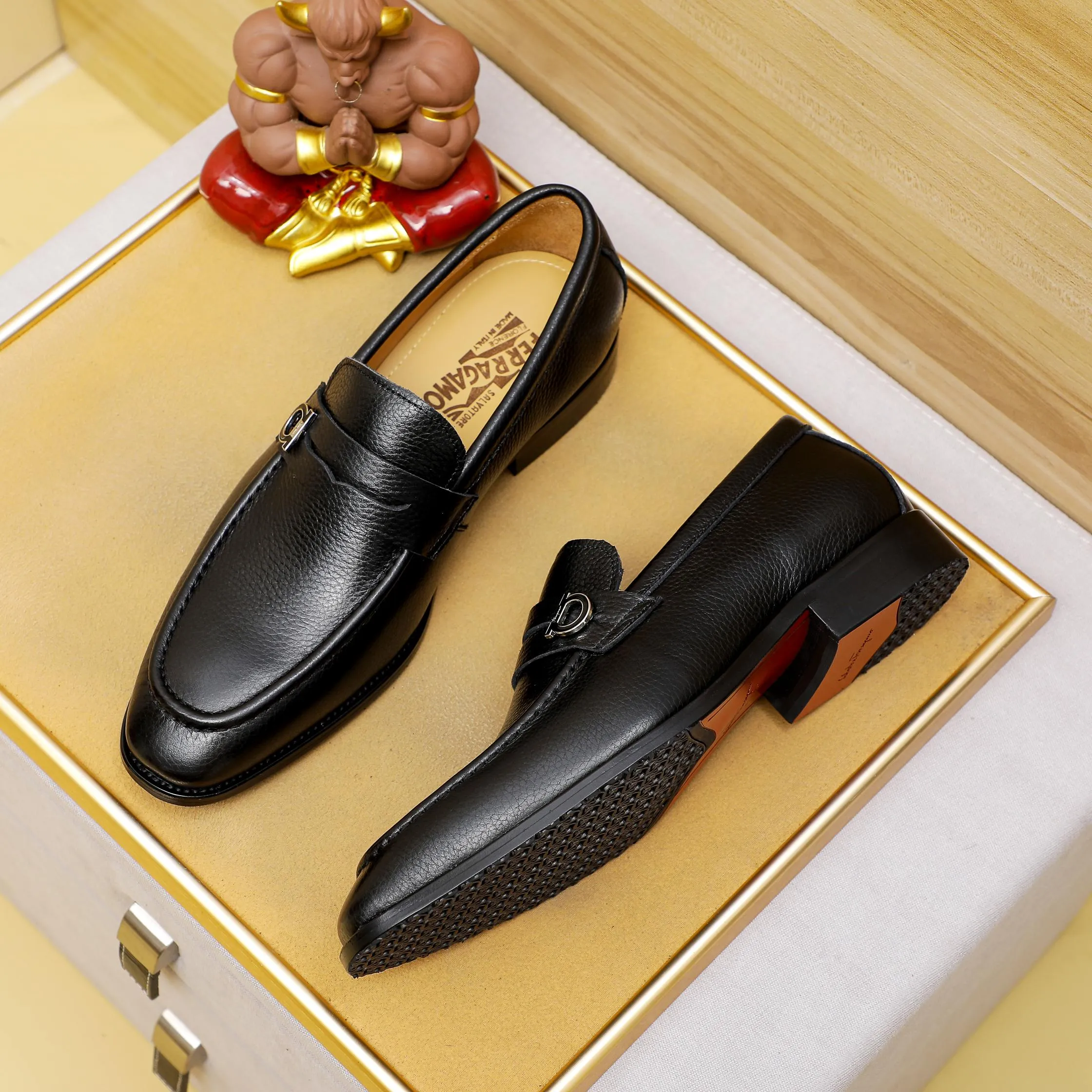 Men's shoes 💰460 🕷🕷🐂【Ferragamo】Ferragamo Popular fashionable leather shoes🇨🇳Official website counter 1:1 production, original mold opening💯Good quality visible, imported high-end first-layer waxed calfskin, water-dyed🐂leather lining🌿very clear texture, high-quality waterproof, non-slip and wear-resistant outsole🎋high quality and low price, truly handmade🍓3 colors available! Code number 38-44……(45.46.Customized)